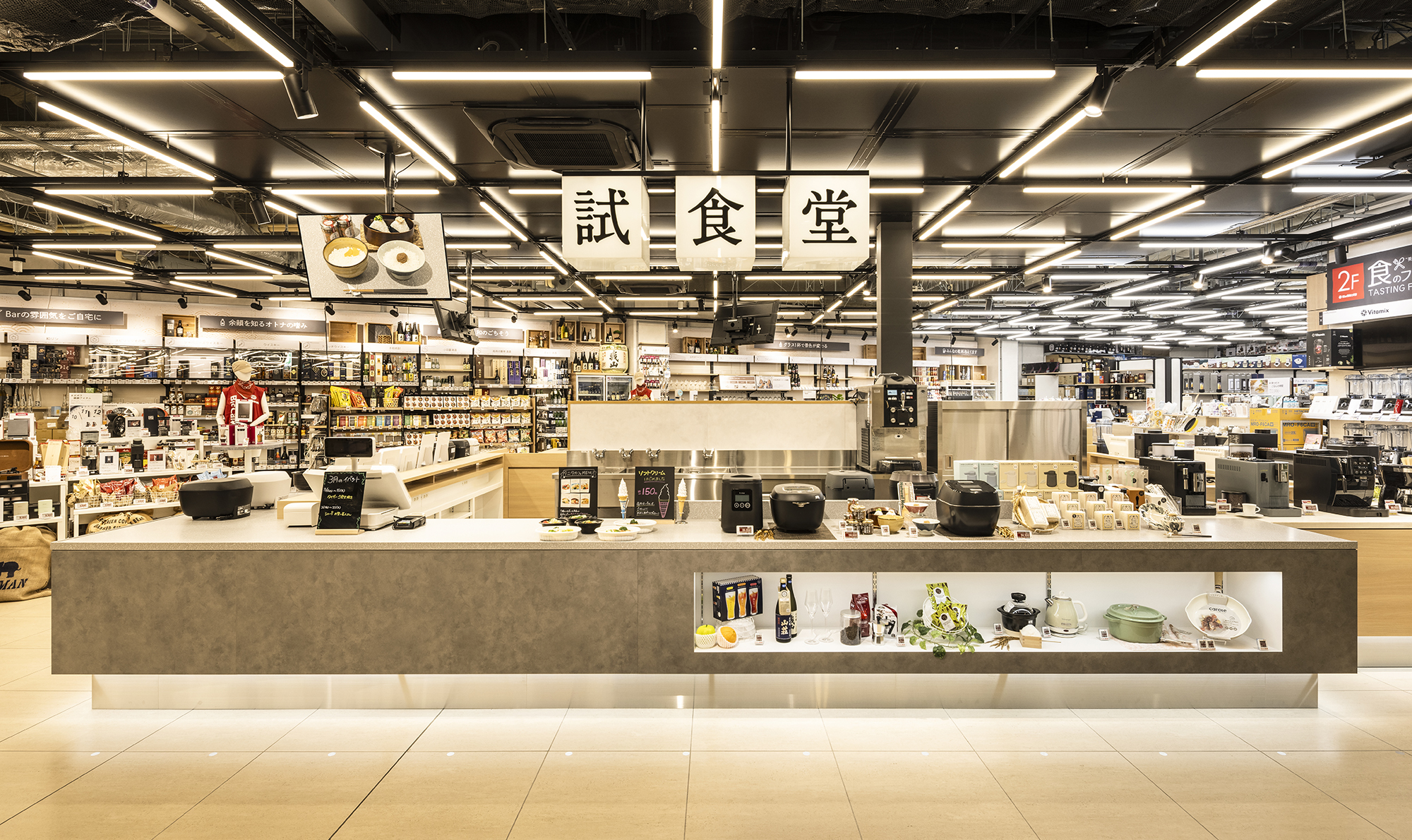 ビックカメラ 池袋西口 IT tower店【店舗什器設計制作・サイン設計】