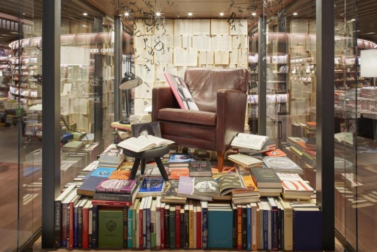 梅田蔦屋書店 オープニングウィンドウディスプレイ