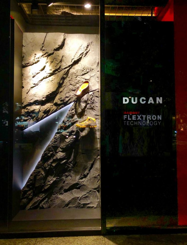 マムート Hiking-DUCAN window