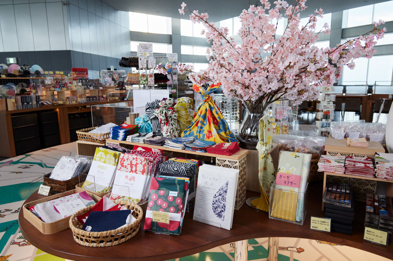季節感を感じる商品展示コーナー