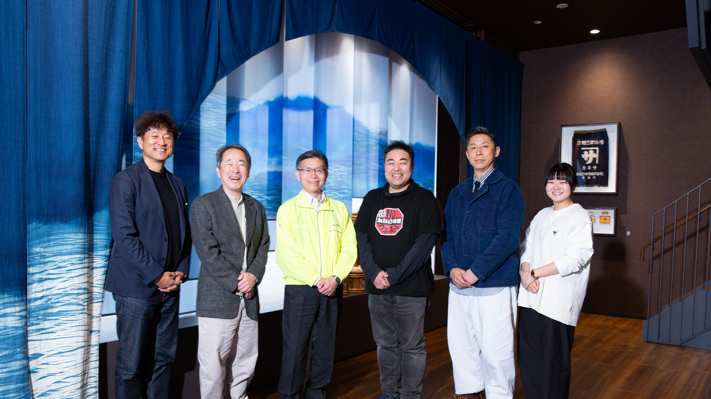 左から、川井、石井、秋田谷氏、古畑氏、髙橋、井上。体験館のエントランスにて撮影