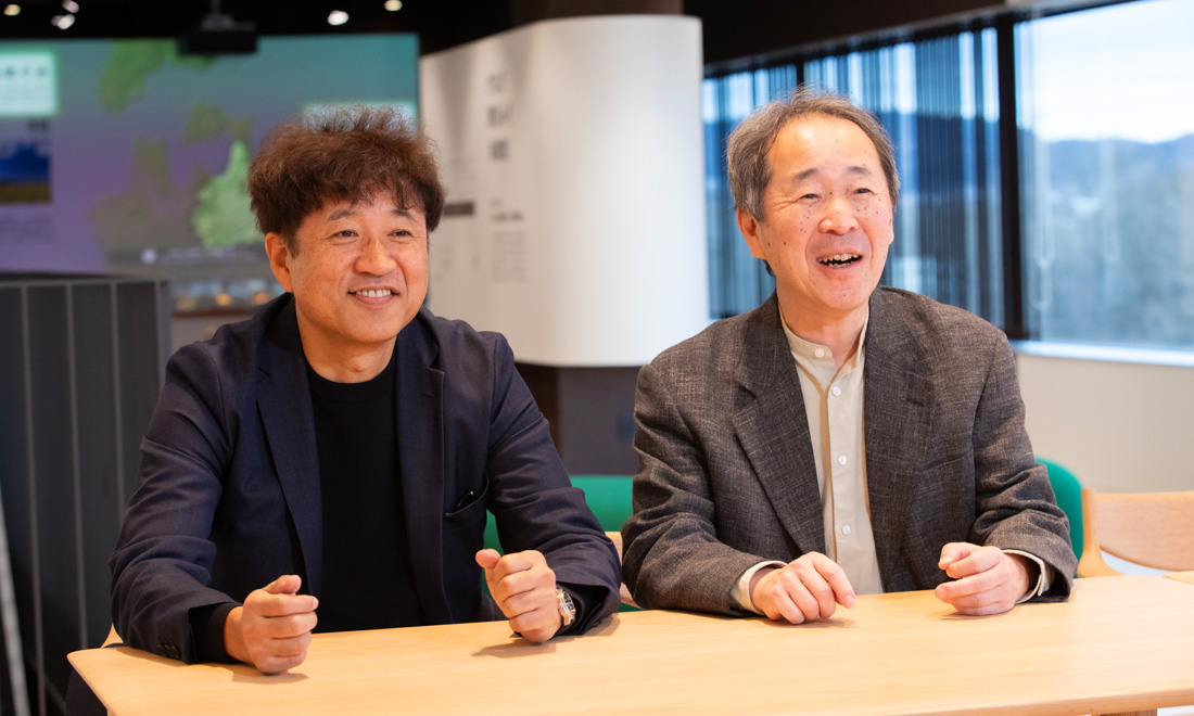 ノムラメディアス アカウントプロデューサー 川井俊（左）と<br>チーフプランナー 石井泰二（右）