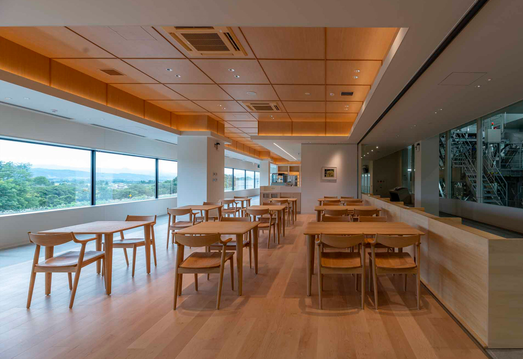 落ち着いた雰囲気のカフェ店内。左手の通路を進むと、顆粒みそを紹介する展示室がある