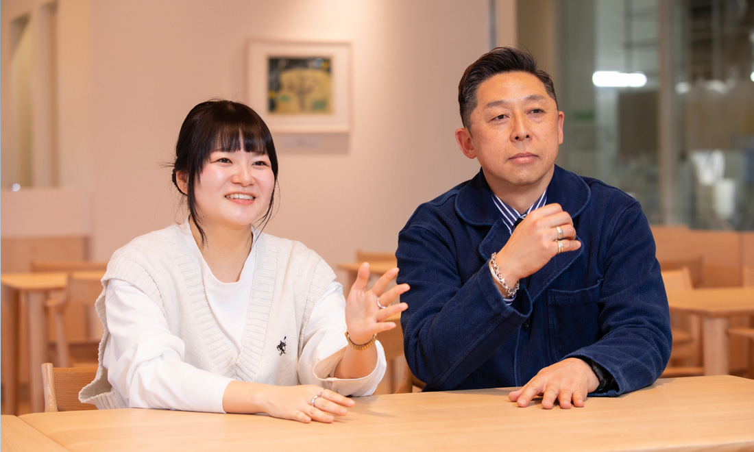 ノムラメディアス デザイナー 井上博未（左）と<br>クリエイティブディレクター 髙橋新（右）