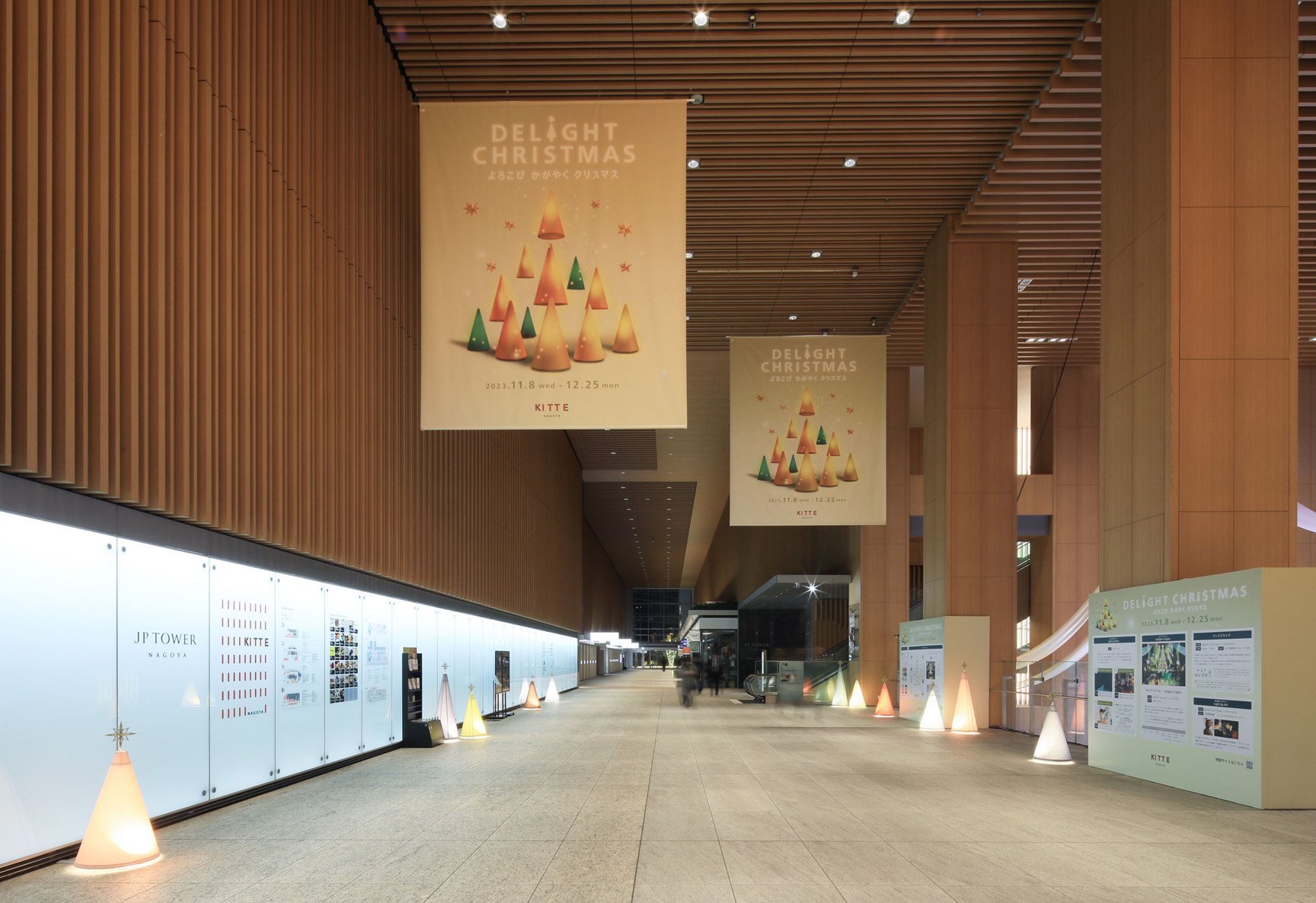 通路にもキービジュアルやツリー型ランタンを飾り、施設全体にクリスマスムードを演出した