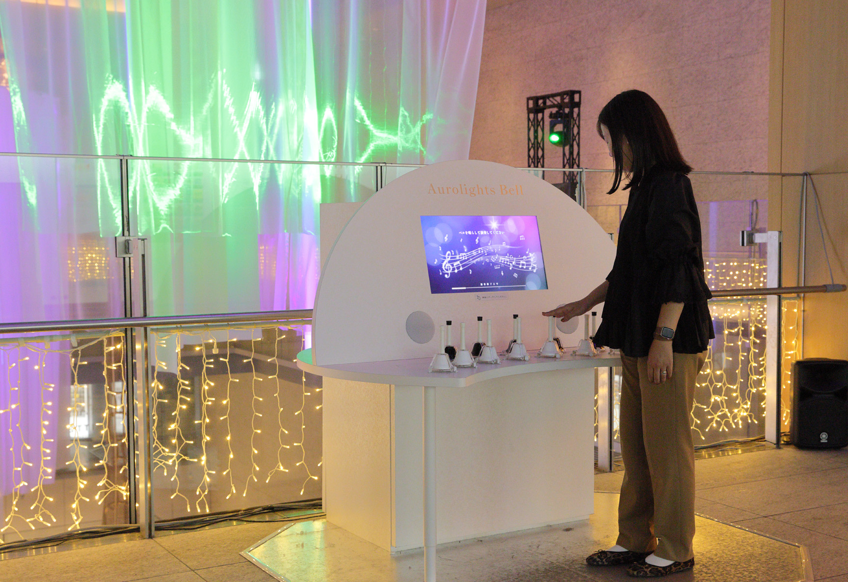 来館者が演奏したハンドベルの音色を最新技術のAIが診断。分析結果をもとに、オーロラ全体の色彩とBGMが変化する